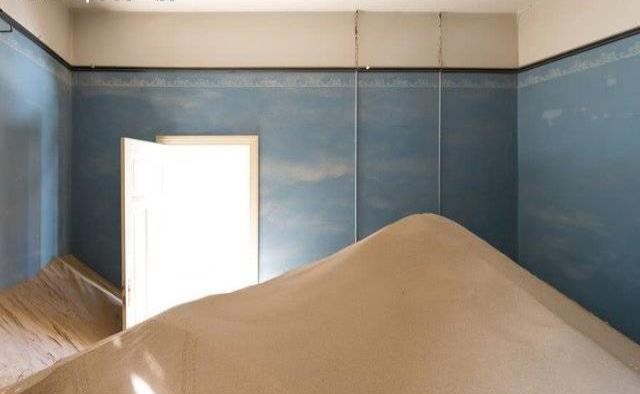 这个小镇曾遍地钻石生活奢华,如今黄沙满屋如鬼城_图2 这个小镇曾遍地钻石生活奢华,如今黄沙满屋如鬼城_图2